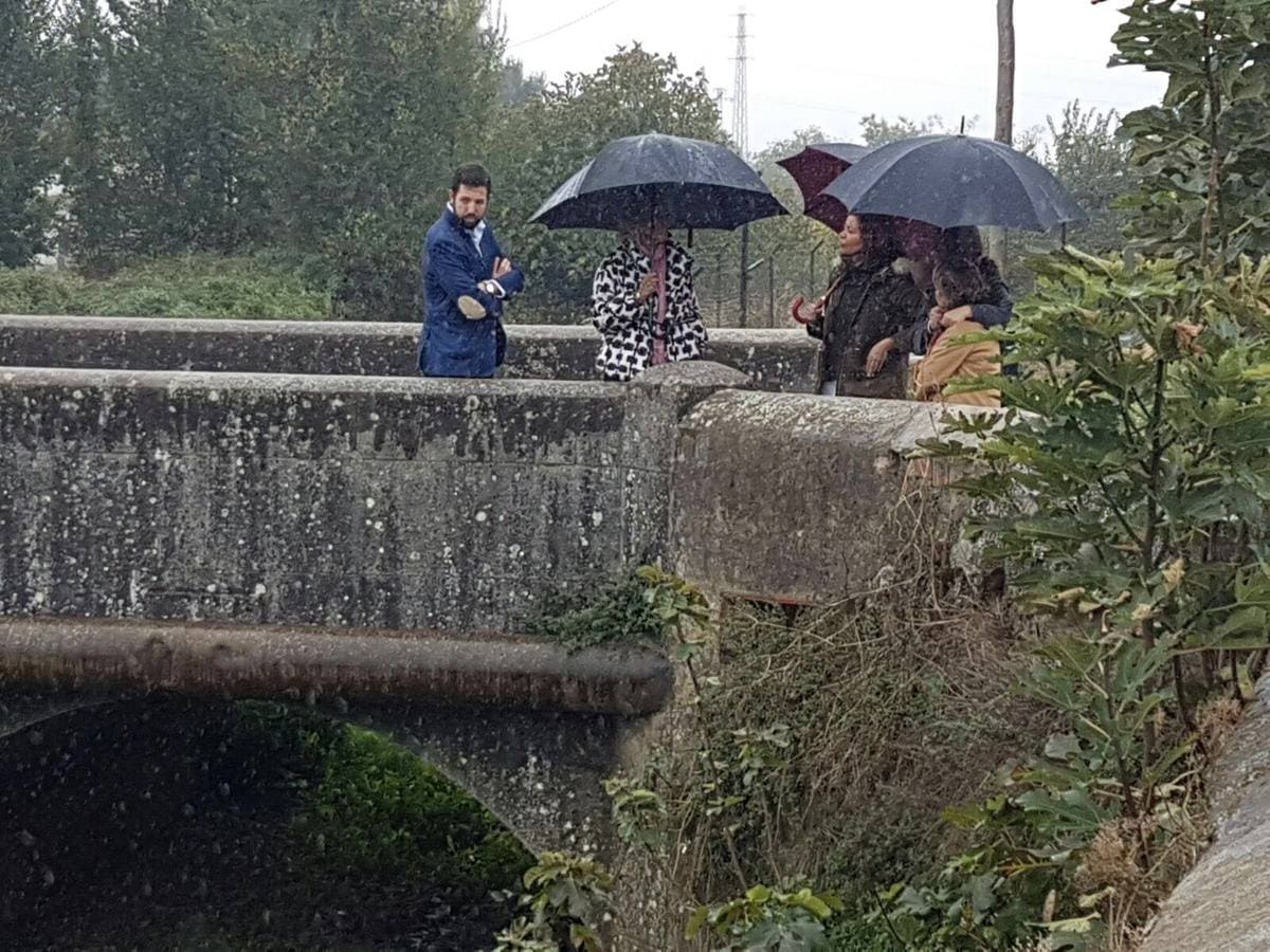 La lluvia no impidió la anunciada visita al cauce del arroyo San Lázaro. CEDIDA