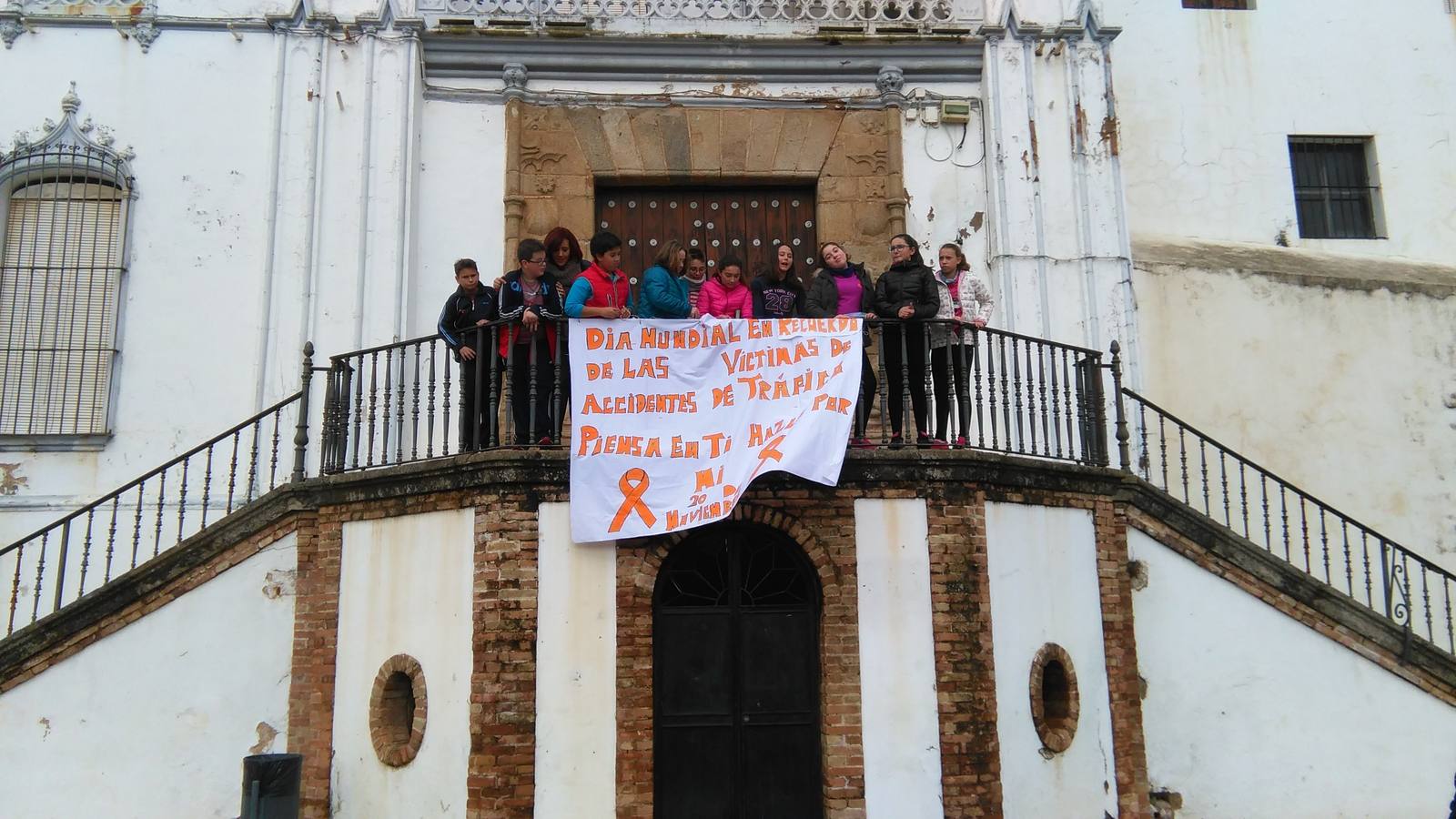 Colocación de una pancarta en el Paseo de la Constitución. 