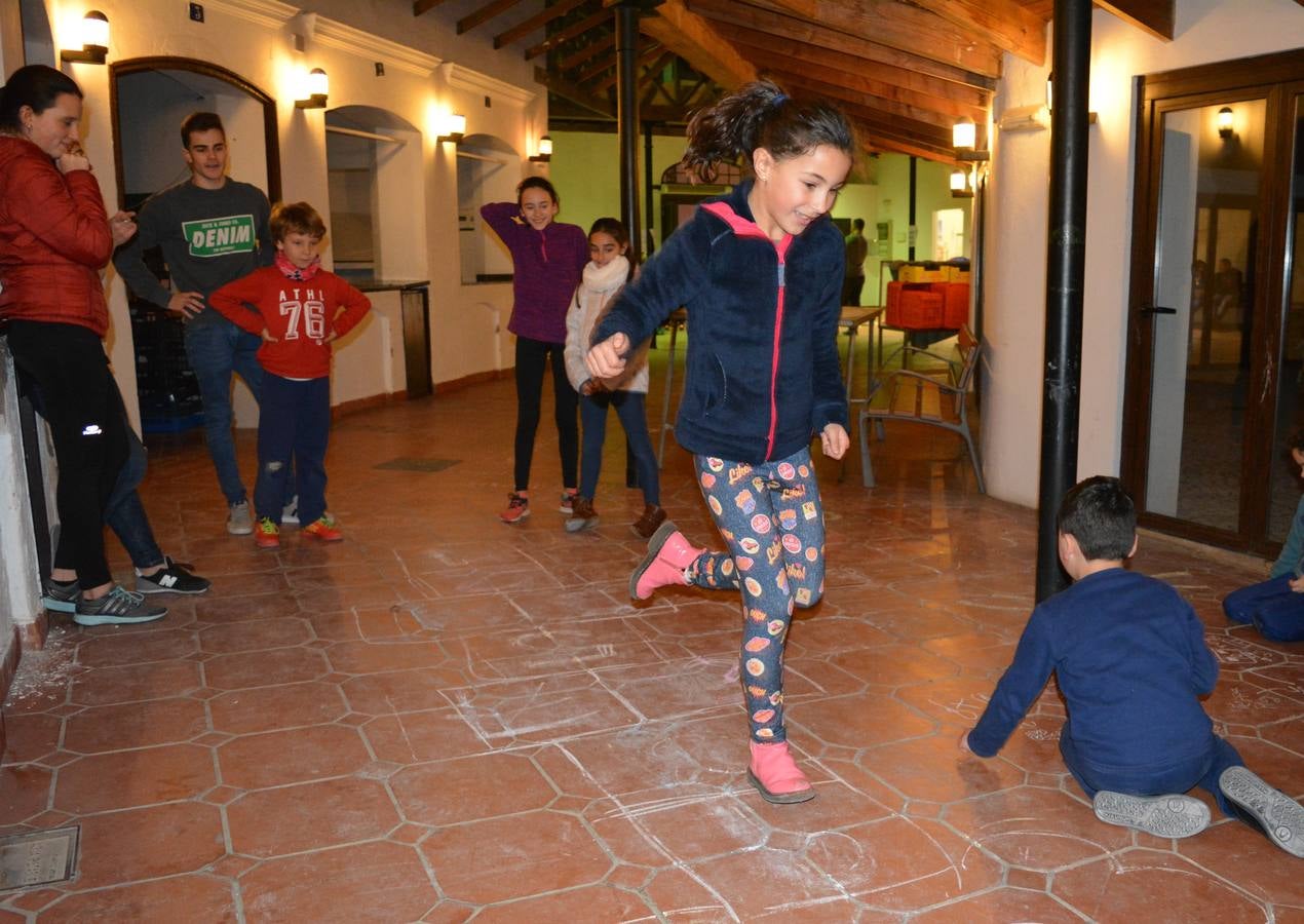 Los niños juegan en la plaza