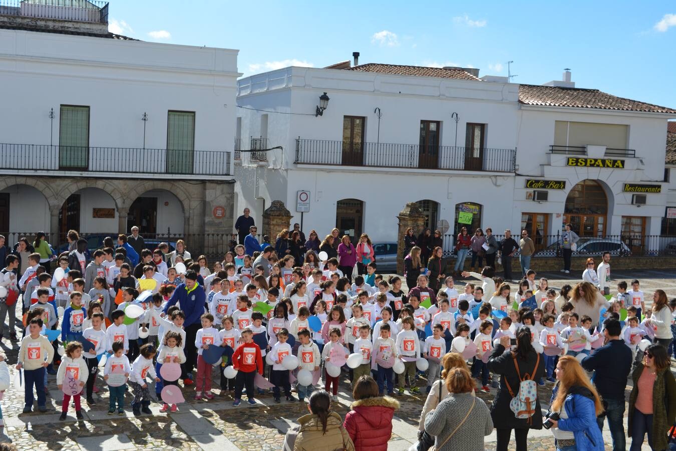 Concentración de los alumnos de Arias Montano en el Paseo de la Constitución. 