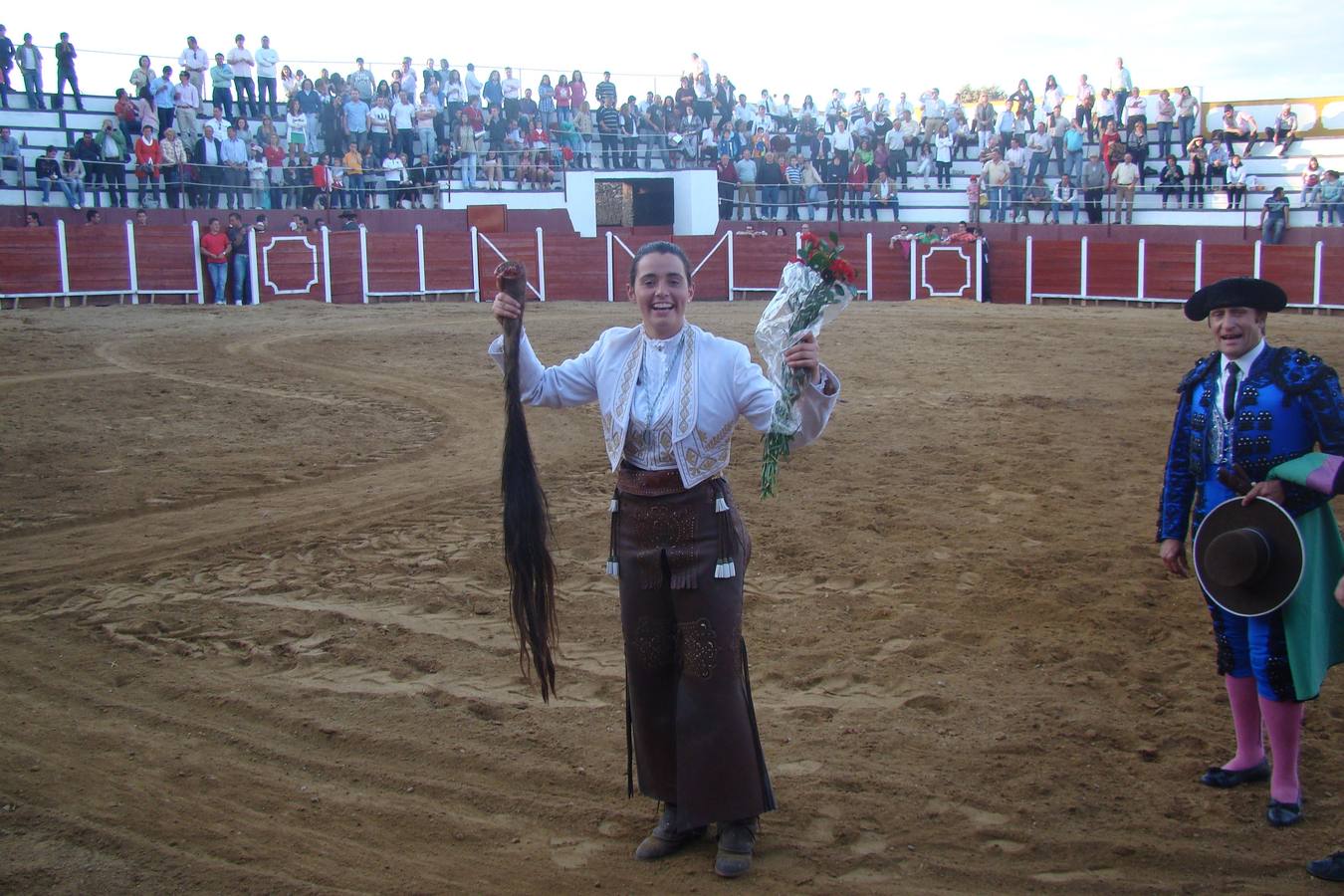 El éxito de Noelia Mota en abril de 2010 en el bonito coso de Bodonal de la Sierra. 