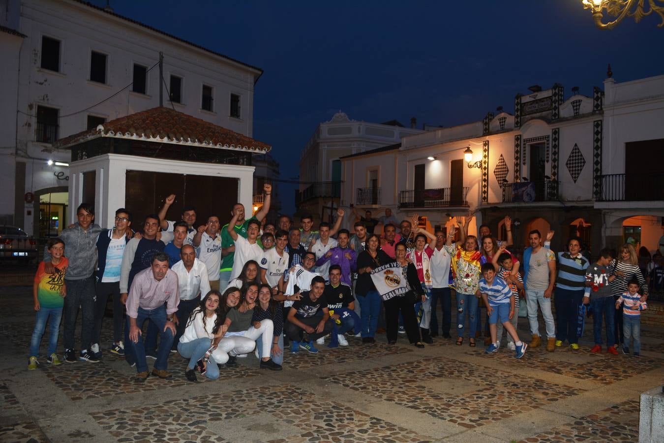 Aficionados frexnenses del Real Madrid celebran la 33 Liga del conjunto del Bernabeu