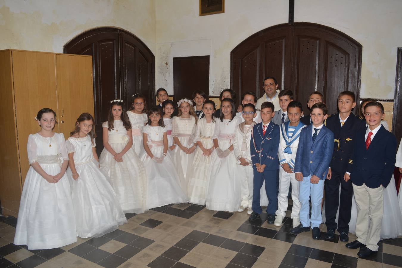 El sábado en la sacristía de Santa Catalina el grupo más numeroso con el párroco. 