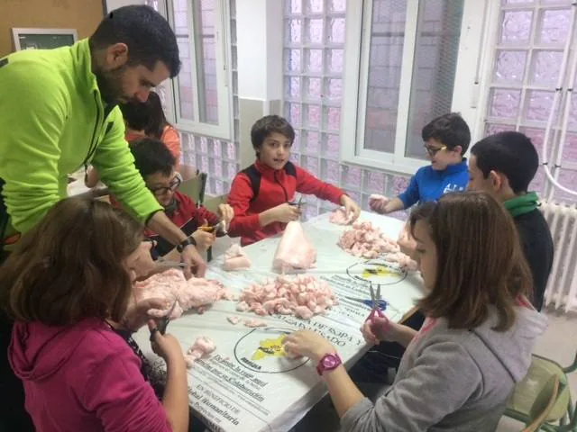 José Luis Pérez con los alumnos del CRA Gloria Fuertes. 