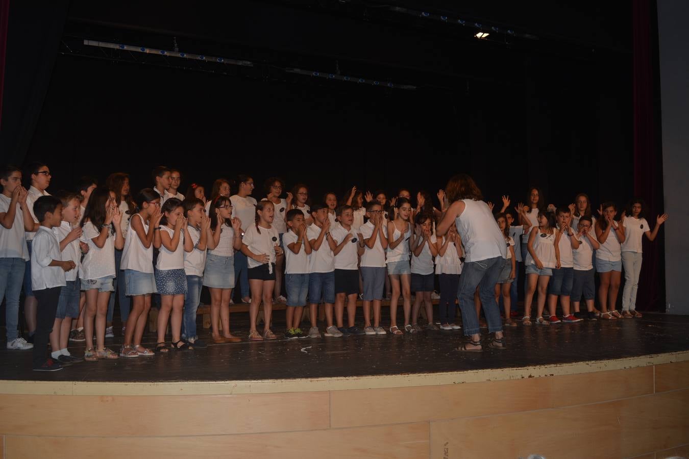 Multitudinaria ‘Clase abierta’ de la Escolanía de la Coral Frexnense antes de vacaciones
