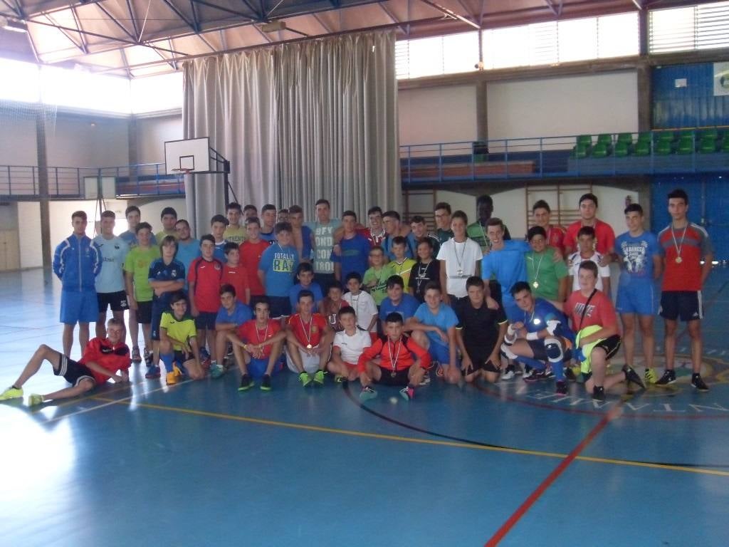 Participantes en el Torno de Verano de fútbol sala escolar. 