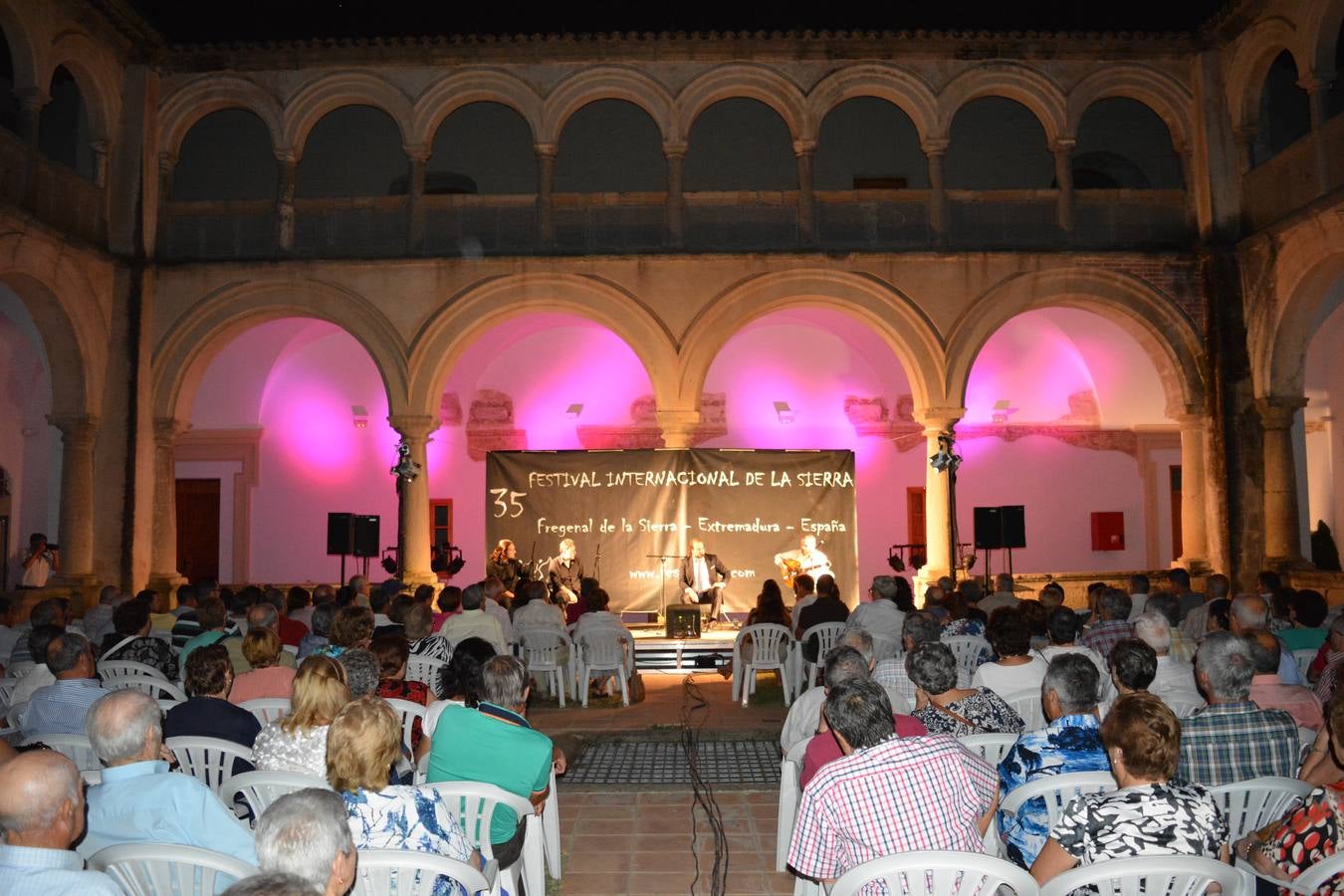 Comienzo el festival con pregón callejero, la inauguración de las exposiciones y el espectáculo Fado en la Sierra