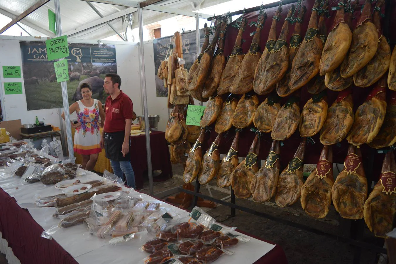 Mercado del ibérico en la carpa del Festival. 