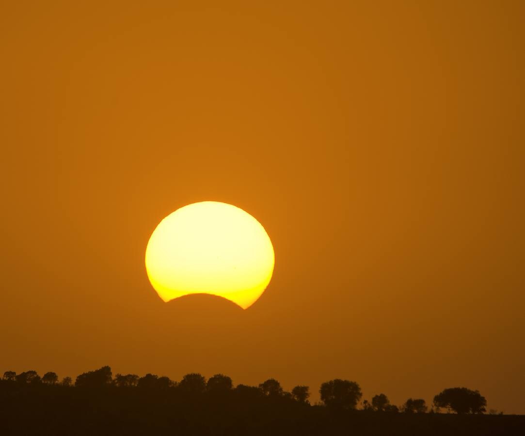 Eclipse solar en la puesta del Sol. 