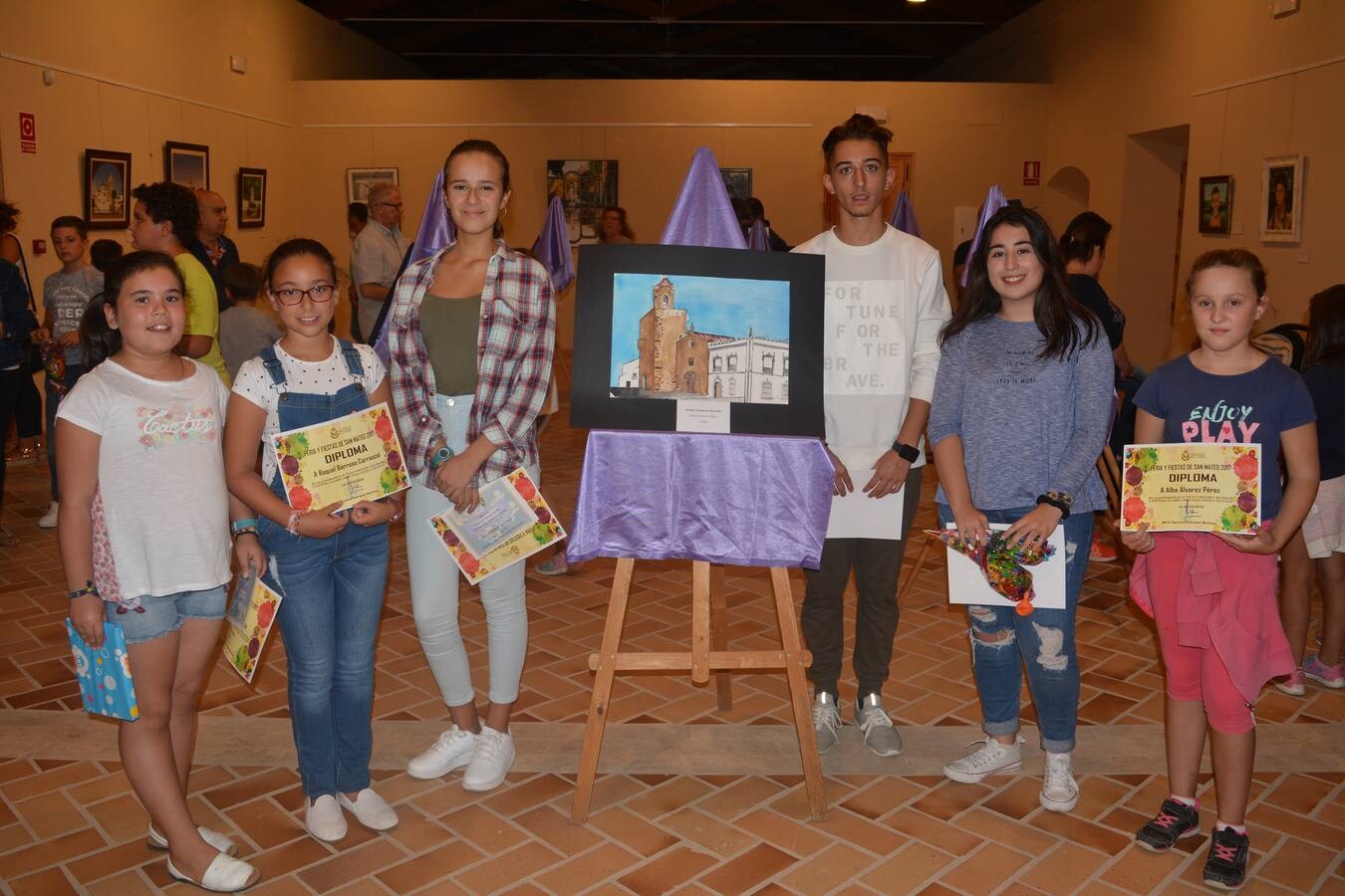 Grupo de niños ganadores del Certamen de dibujo y pintura. 