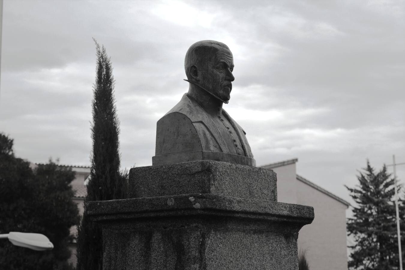 Busto de Benito Arias Montano en la barriada del mismo nombre de Fregenal. 