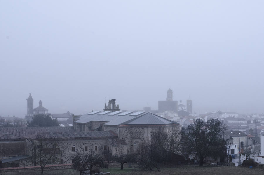 Bella estampa de Fregenal envuelta en niebla/JUAN CARLOS DELGADO