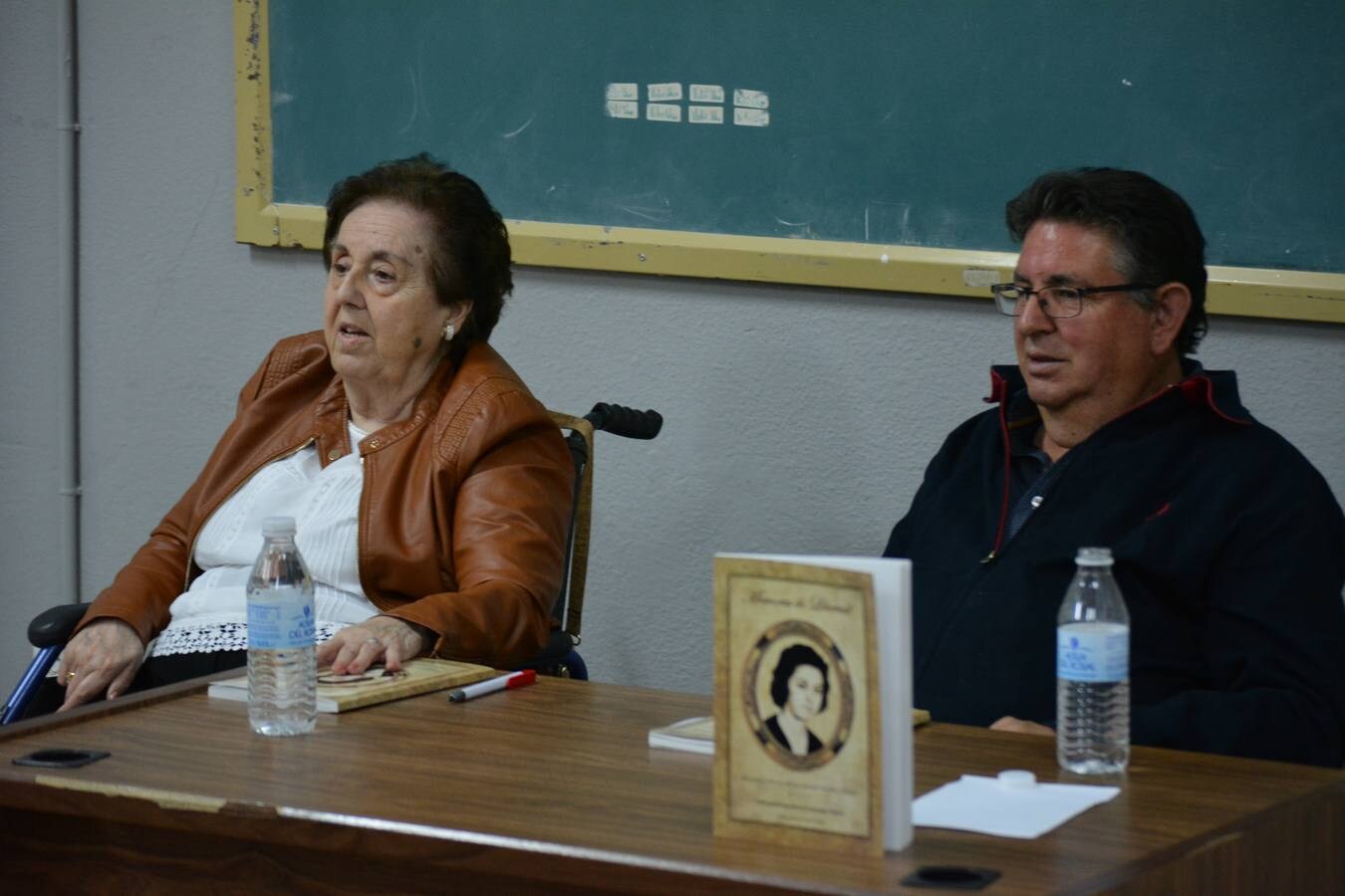 Libertad González y Cayetano Ibarra en la presentación de su libro en Fregenal. 