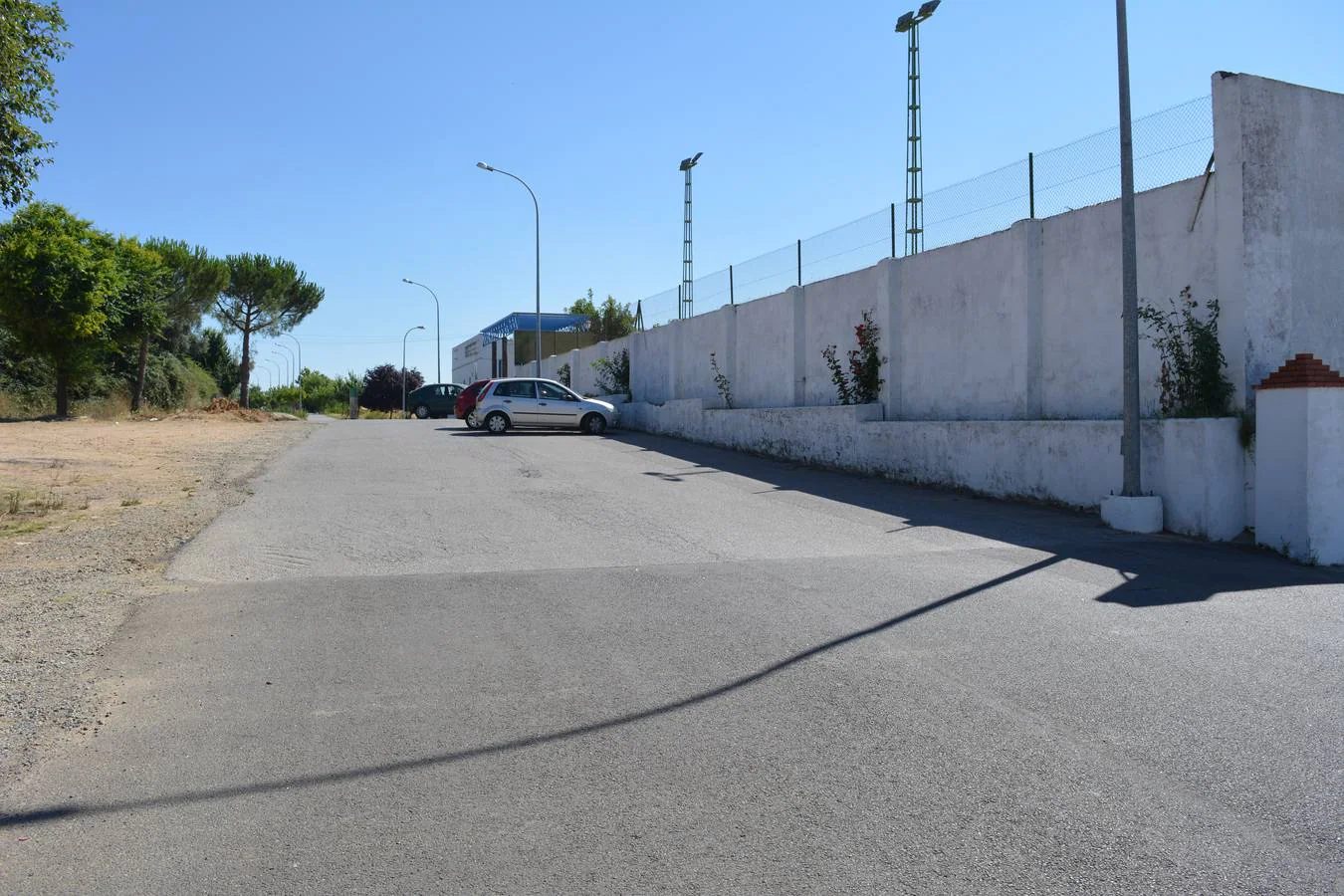 Zona de botellón junto al Complejo Polideportivo donde podrá volver a hacerse este fin de semana. JUAN IGNACIO MÁRQUEZ