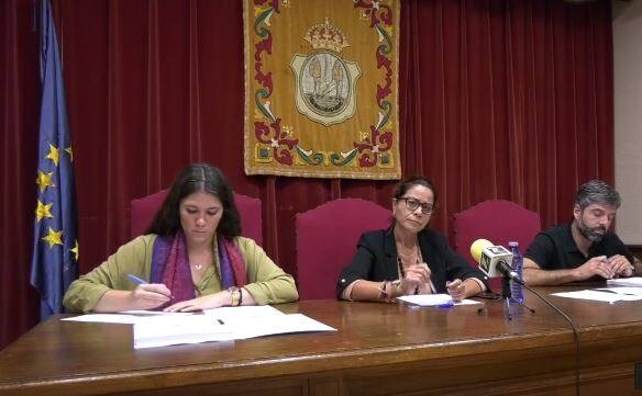 La alcaldesa junto a secretaria e interventor. 