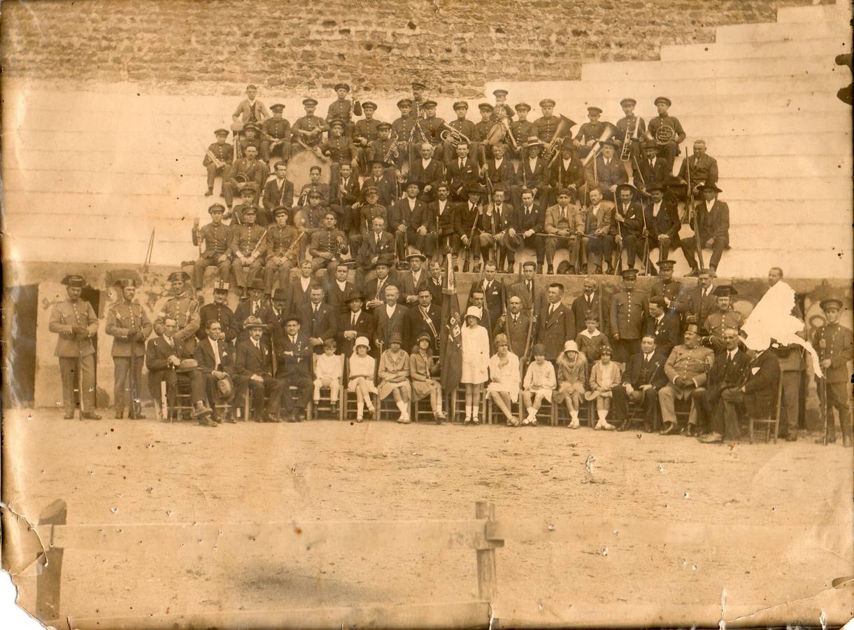 La Banda Municipal junto a otras representaciones sociales en la Plaza de Toros. Década de 1920.