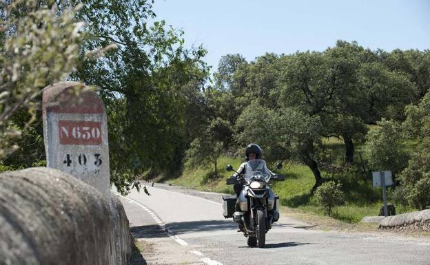Un motorista recorriendo la Vía de la Plata en la primera edición del rally que lleva su nombre. 