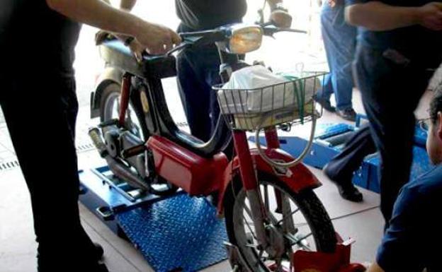 Un ciclomotor pasa la inspección 