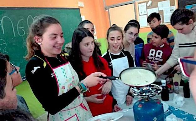 Alumnos del centro educativo el año pasado durante un taller de crepes 
