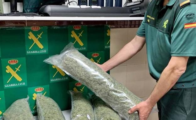 Un detenido a la altura de Calzadilla de los Barros por esconder en su coche más de seis kilos de cogollos de marihuana