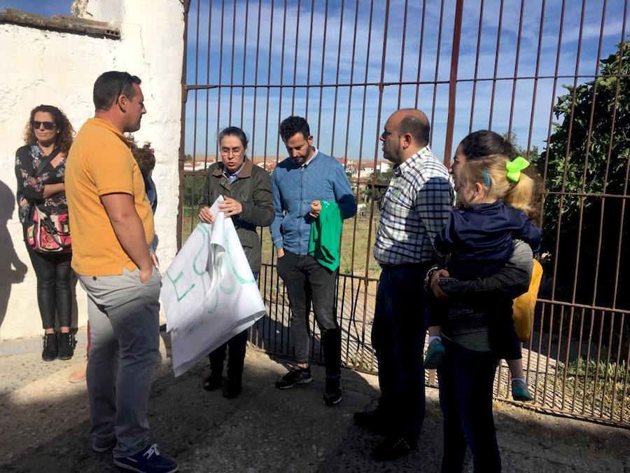 Padres de alumnos a las puertas del colegio durante la concentración del viernes 
