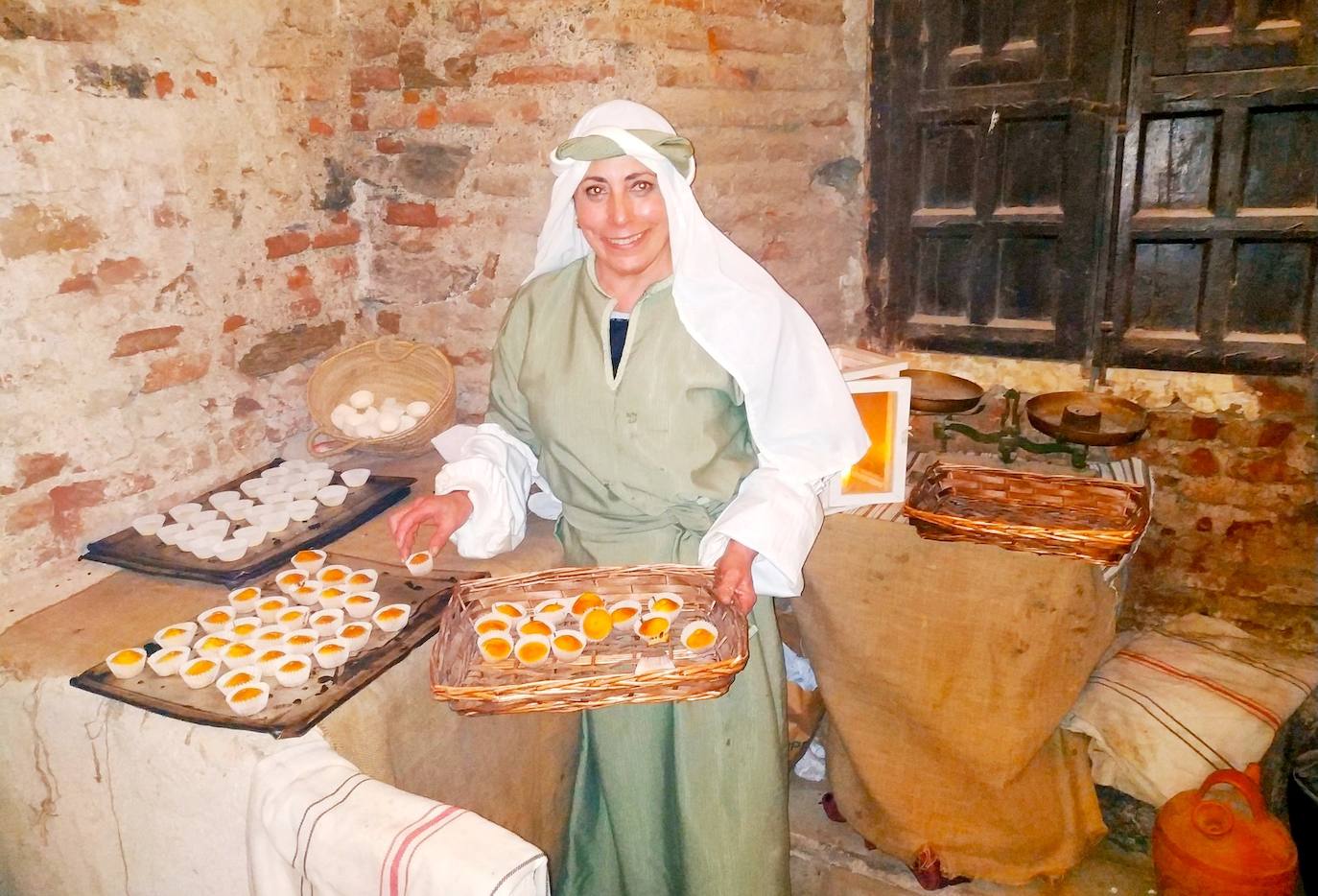 Una vecina elabora dulces típicos, que los visitantes pueden degustar durante la visita 