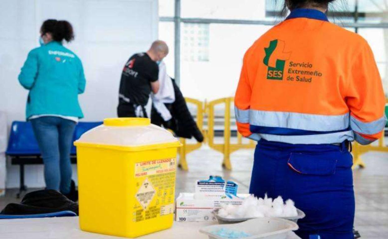 Sanitarios del SES inoculan la vacuna conta la covid 