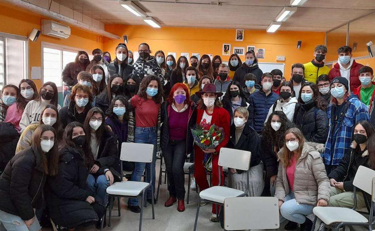 Mabel lozano con alumnos y profesores del IES Alba Plata 