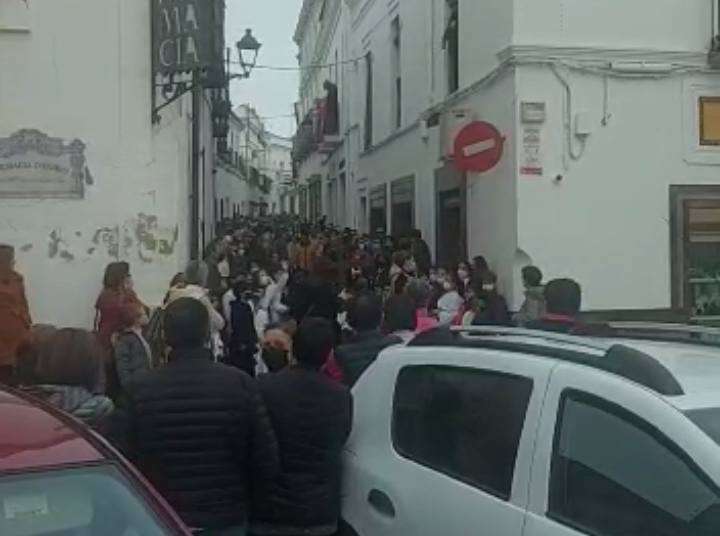 Mucho público en la calle Llerena durante la procesion infantil