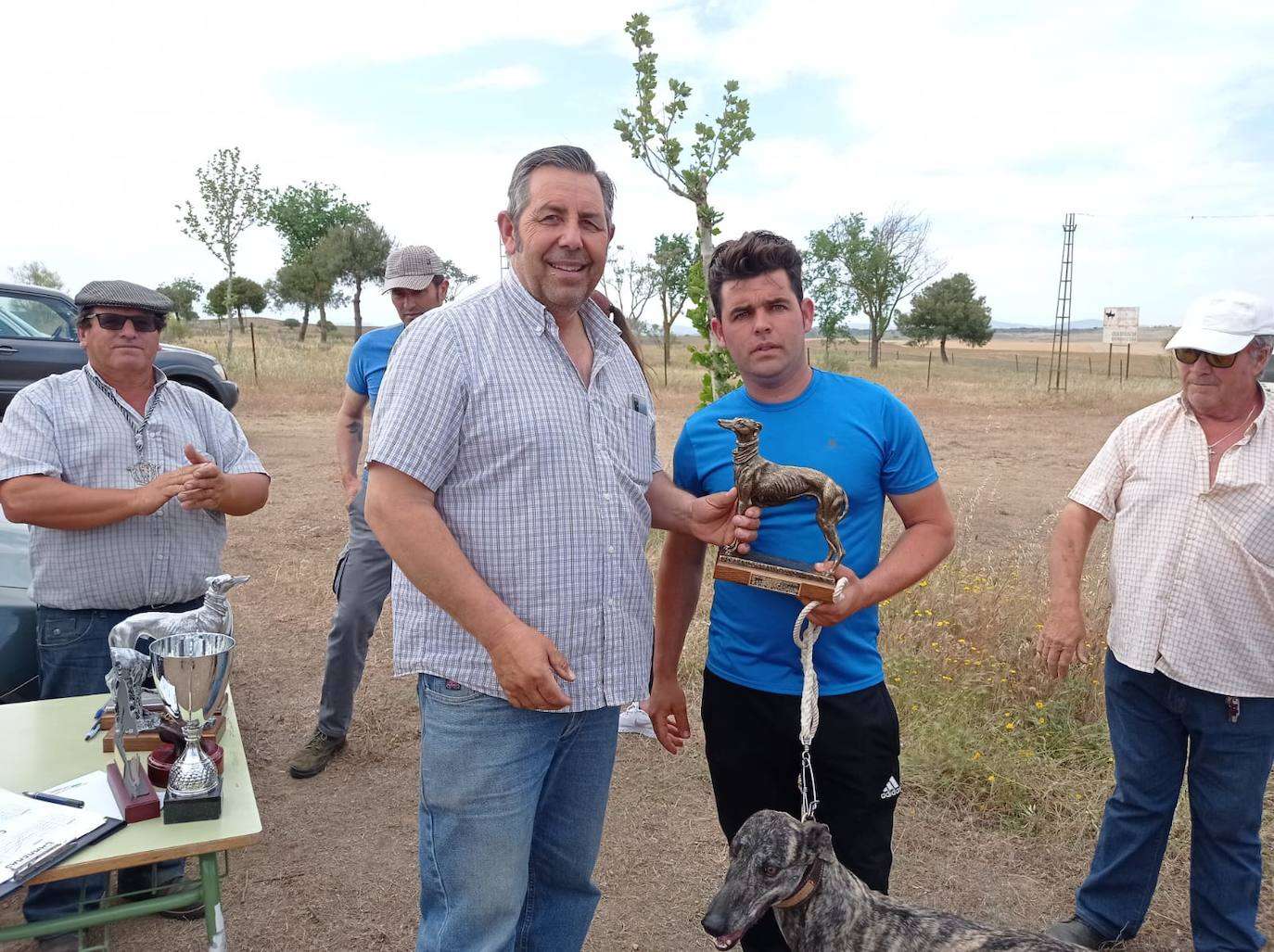 El presidnete de la Hermandad de San Isidro entrega el trofeo al ganador
