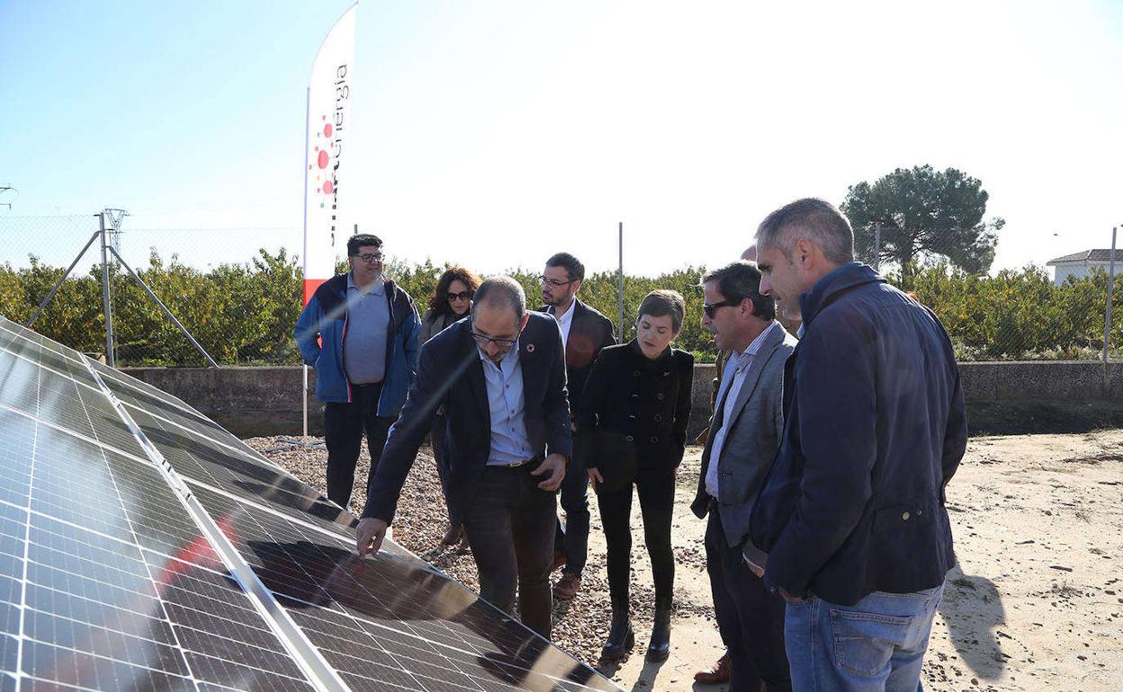 El presidente de la Diputación presenta el proyecto de instalación de paneles fotovoltaicos para autoconsumo en los centros del ciclo integral del agua
