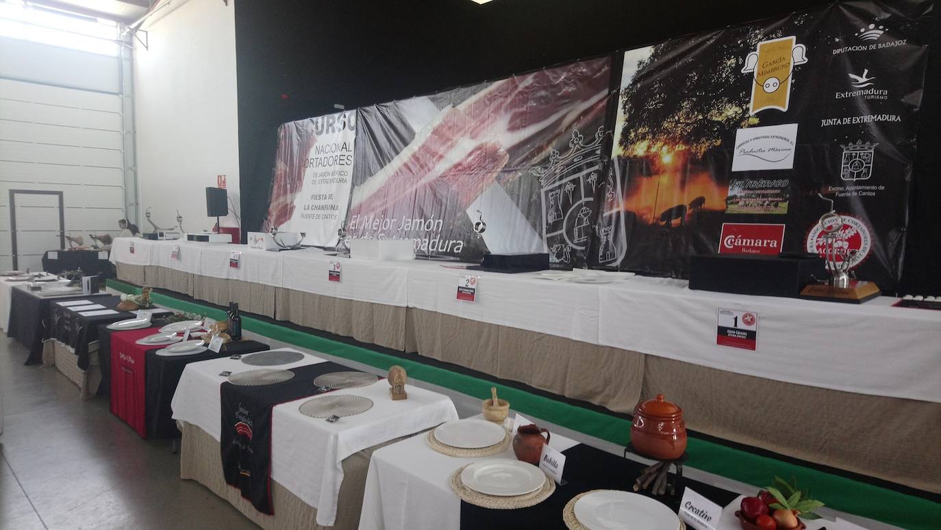 Seis cortadores demuestran su destreza en el Concurso Nacional de Corte de Jamón «Fiesta de la Chanfaina»