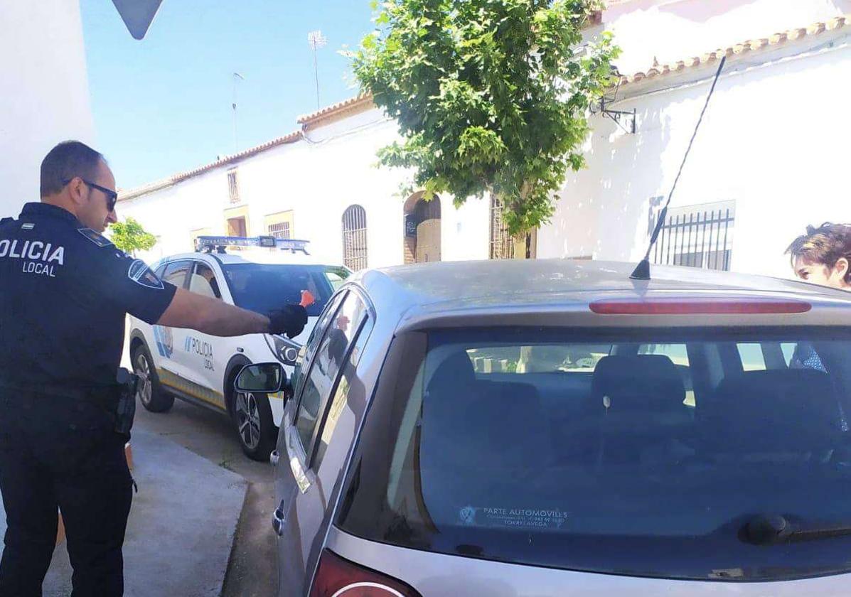 La Policía Local rescata a un menor del interior de un vehículo