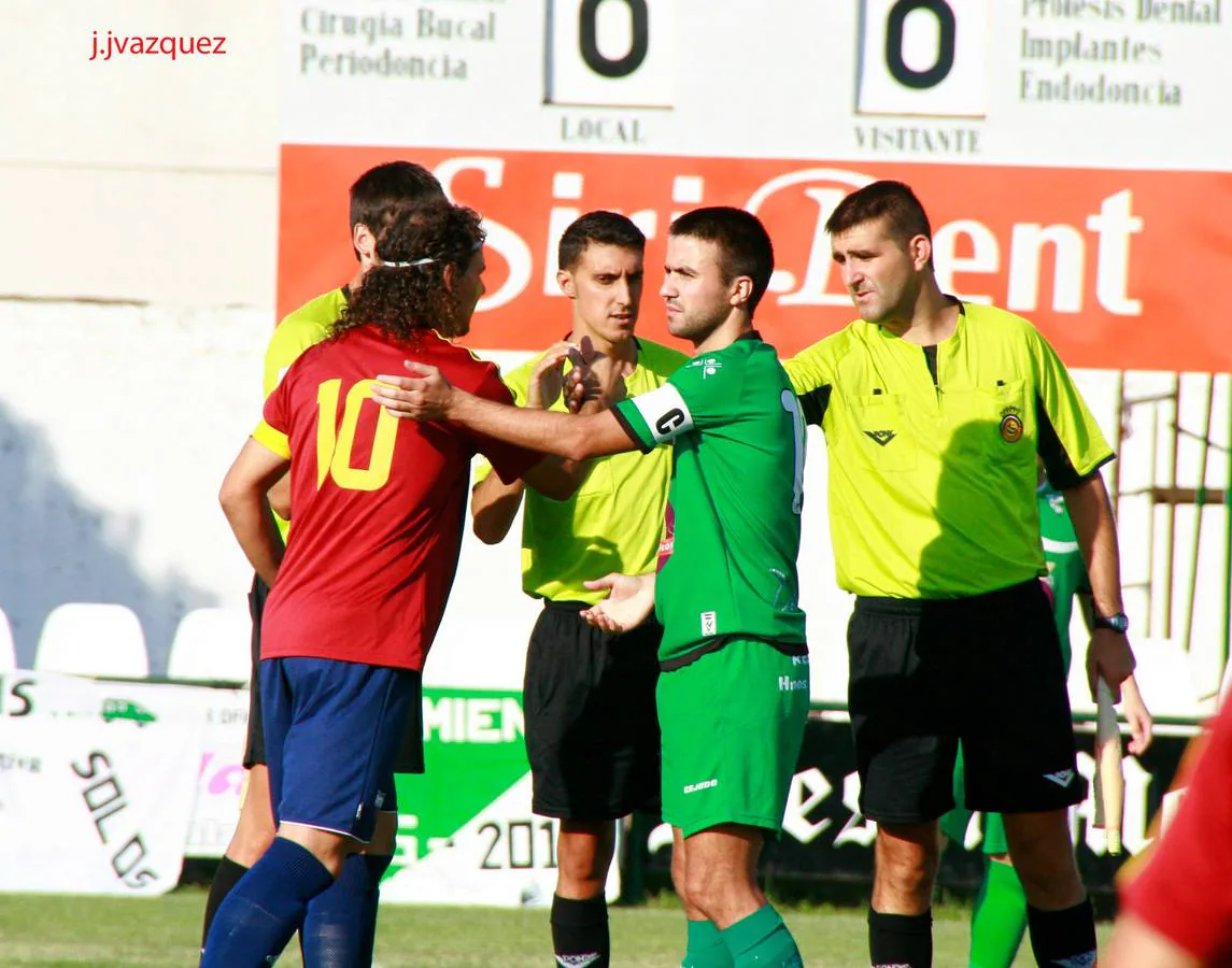 Los capitanes Félix y Curro se saludan antes del partido de la pasada temporada. 