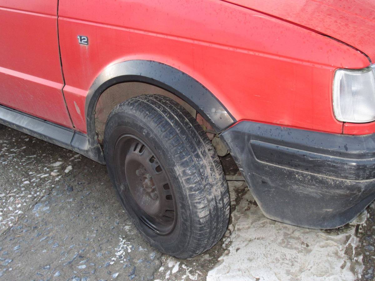 Buscan a un conductor que chocó contra dos coches y se dio a la fuga