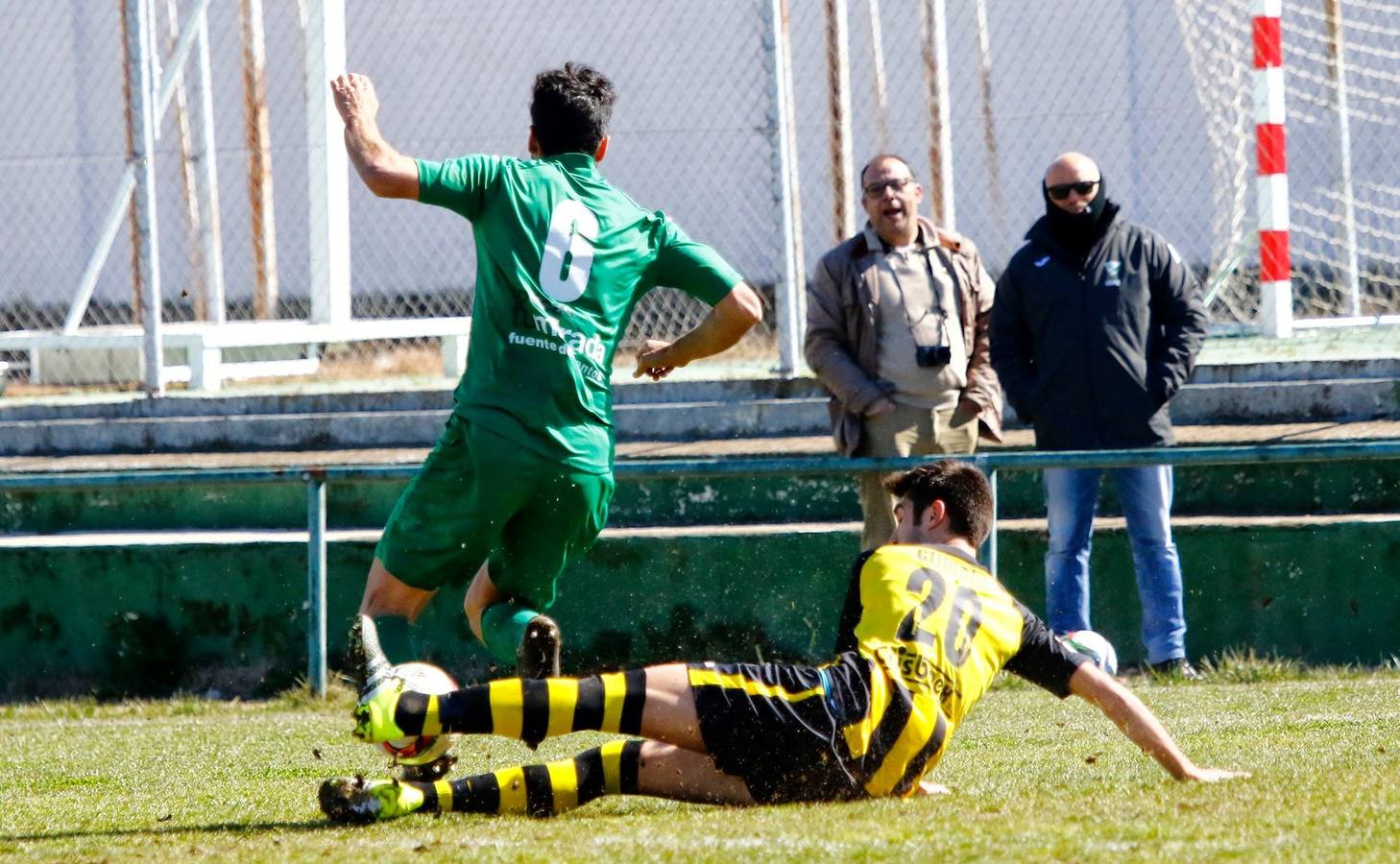 Penalti a Mesías que el árbitro, muy cerca, no quiso ver. 