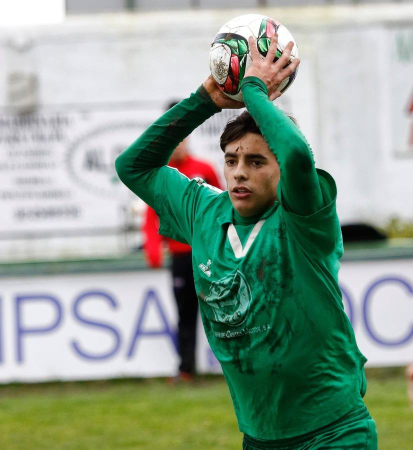 Carlos vuelve tras cumplir su sanción. J.J. VÁZQUEZ