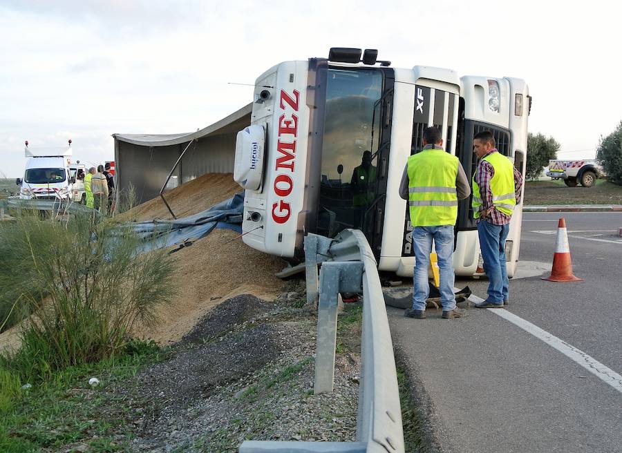 Estado en el que quedó el camión tras el accidente. 