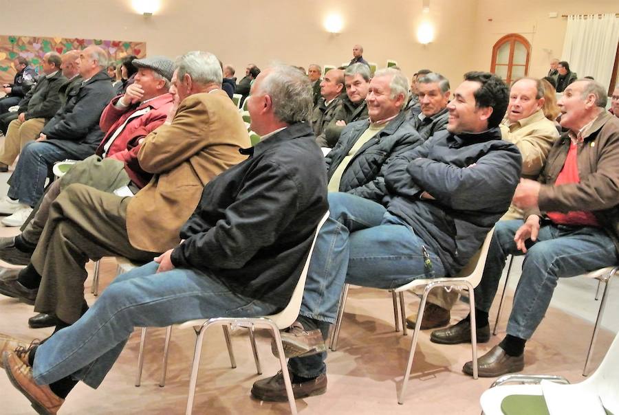 Imagen de la asamblea de socios de la Hermandad. 