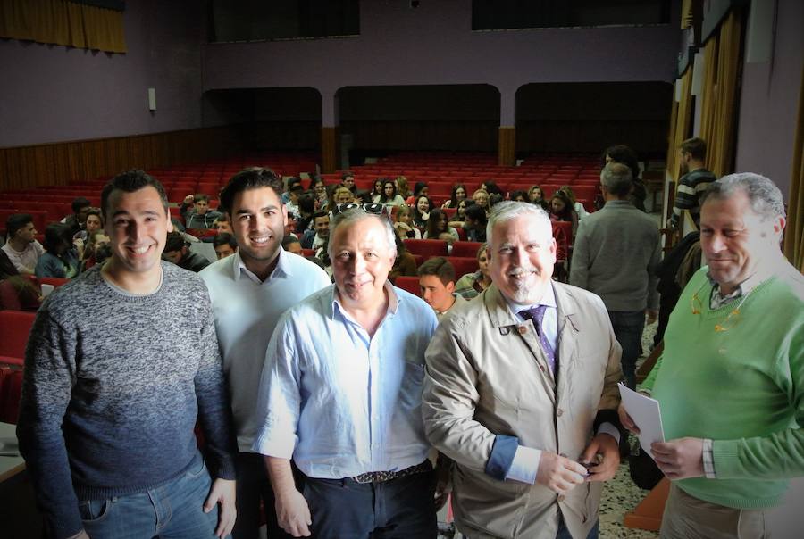 Los empresarios y el moderador antes de iniciarse el debate. 