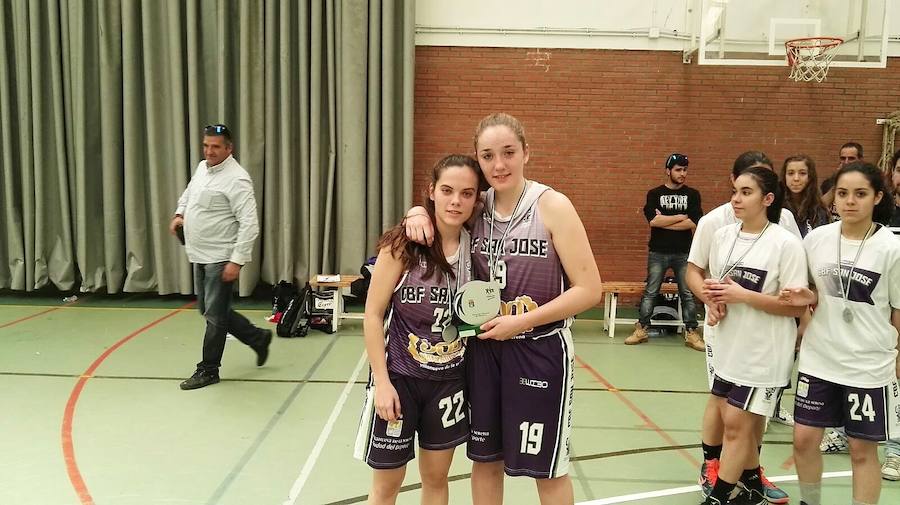 Paula González y Raquel Santos con el trofeo de subcampeonas. 