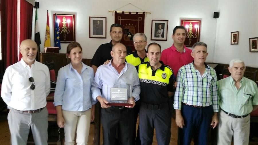 Homenaje al cabo Ricardo Domínguez tras más de 40 años en la Policía Local