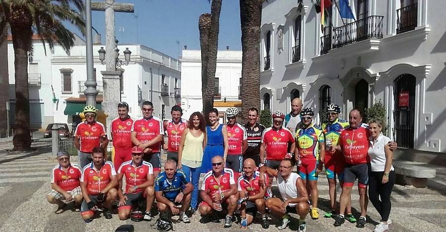 Ciclistas asturianos visitan Fuente de Cantos en su recorrido por la Vía de la Plata