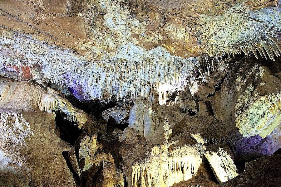 El monumento natural de las Cuevas de Fuentes de León acoge las Jornadas de Turismo de Naturaleza