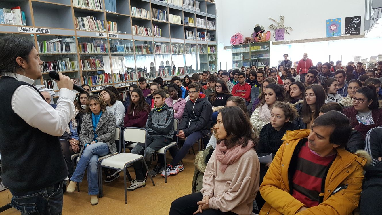 Más de cien alumnos del Alba Plata asisten al encuentro literario con José Manuel Díez