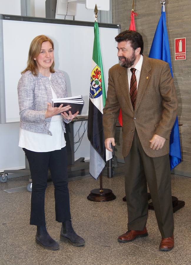 Carmen Pagador recibe del presidente de la Creex la documentación sobre los seis puestos de trabajo adaptados/CEDIDA