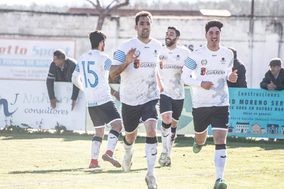Momento del gol de Álvaro Pla que es felicitado por sus compañeros de equipo con el 1-0.