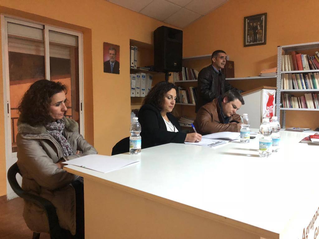 Mesa presidencial: Olga García en primer término, Marisol Heras y Rubén Martín.