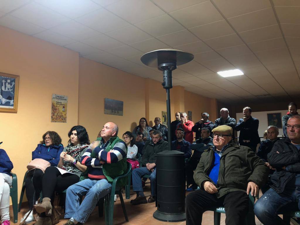 Militantes socialistas presentes en la sede del PSOE.