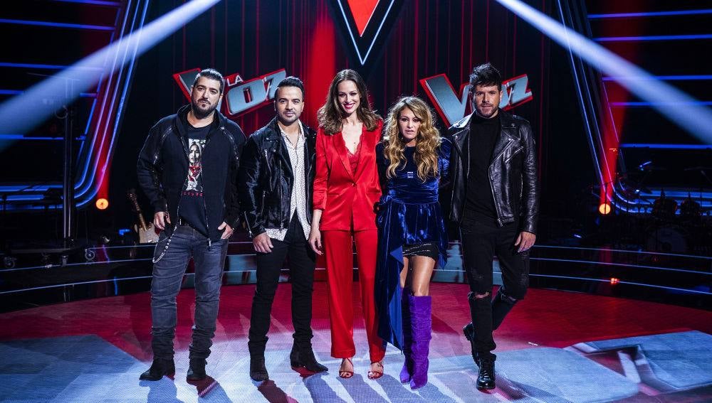 Equipo de coaches Antonio Orozco, Luis Fonsi, Paulina Rubio y Pablo López, y en el centro Eva González la presentadora del concurso 'La Voz'